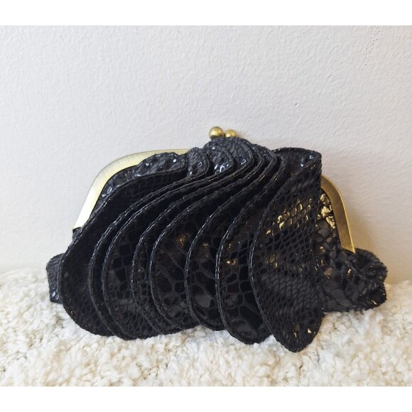 Women's Black Small Ruffle Clutch Coin Purse with Kiss Lock Coc Print Old Money - Picture 1 of 11